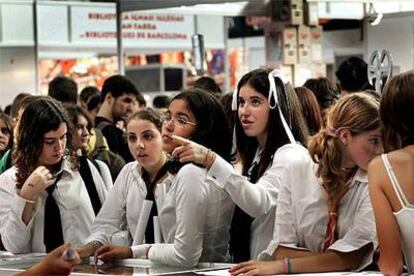 Un grupo de jóvenes, vestidas de colegialas, ayer en la primera jornada del Salón del Manga en La Farga de L&#39;Hospitalet.