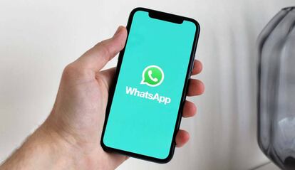 Smartphone con WhatsApp