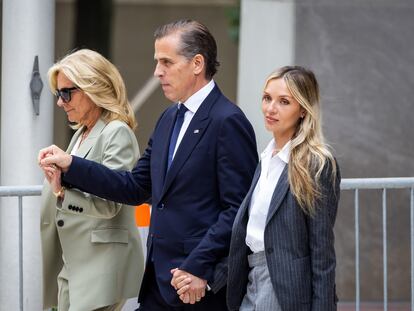 Hunter Biden sale del tribunal junto a su madre adoptiva, Jill Biden, y su esposa, Melissa Cohen Biden, este martes en Wilmington (Delaware).