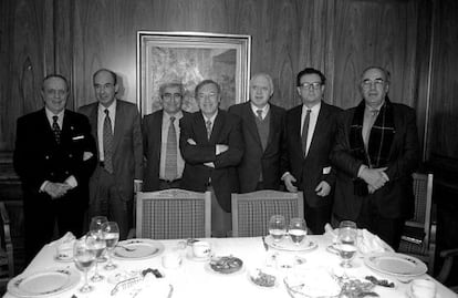 Los 'padres' de la Constitución. De izquierda a derecha: Manuel Fraga Iribarne, Miquel Roca Junyent, Gabriel Cisneros, Jordi Solé Tura, José Pedro Pérez Llorca, Miguel Herrero y Rodríguez de Miñón y Gregorio Peces Barba.