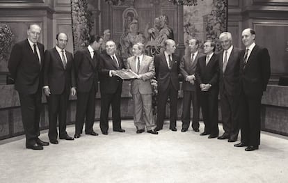 Foto de familia de la despedida de Alfonso Escámez como presidente del Central Hispano, el 17 de noviembre de 1992. De izquierda a derecha: Luis Valls, Emilio Botín, Mario Conde, Escámez, Carlos Solchaga, Emilio Ybarra, José María Amusátegui, Francisco Luzón, Javier Valls y José Luis Leal.