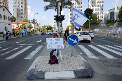 Una mujer se manifiesta este lunes frente a la sede del ministerio de Defensa israelí en Tel Aviv pidiendo un acuerdo para el intercambio de prisioneros. 