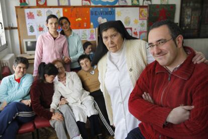 El padre Carlos Mendo y la madre Vicenta, junto a varias de las internas en la residencia para deficientes psíquicas en Menagarai (Álava).