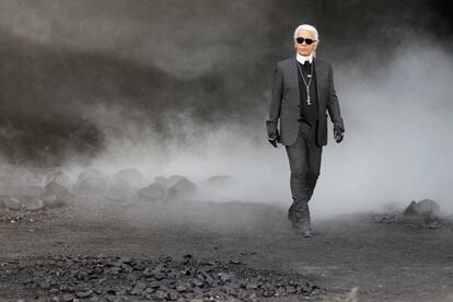 Karl Lagerfeld aparece al final del desfile de otoño-inverno 2011-12.