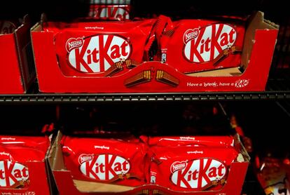 FILE PHOTO: KitKat chocolates are pictured in a shop at Nestle headquarters in Vevey