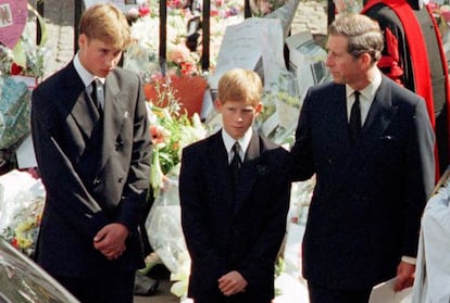 Carlos de Inglaterra, junto a sus hijos los Guillermo y Enrique, el día del funeral de Diana de Gales.