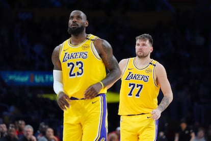 LeBron James y Luka Dončić, durante el partido de este martes.