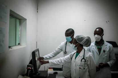El equipo de investigación en el área de tuberculosis analiza unas radiografías de tórax en el hospital distrital de Manhiça. Cuando el CISM nació con la financiación inicial de la agencia de cooperación española (AECID), la estructura se estableció sobre tres ejes igual de importantes: labor asistencial, de formación y de investigación. La primera, porque la atención sanitaria era muy deficiente, la segunda, porque sus fundadores tenían claro desde el primer día que querían tener gente joven mozambiqueña que se formara con ellos, la clave para que con los años el CISM volara solo.