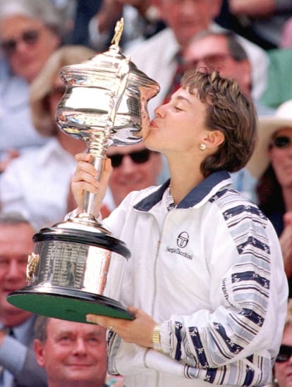 La tenista suiza Martina Hingis besa la copa conseguida tras vencer en el Open de Australia a la francesa Mary Pierce, el 25 de enero de 1997. Hingis, con tan solo 16 años, se convirtío en la jugadora más joven en ganar un título profesional de Grand Slam.