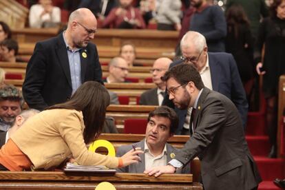 El vicepresidente del Govern, Pere Aragonès, habla con los diputados Sergi Sabrià y Marta Vilalta.