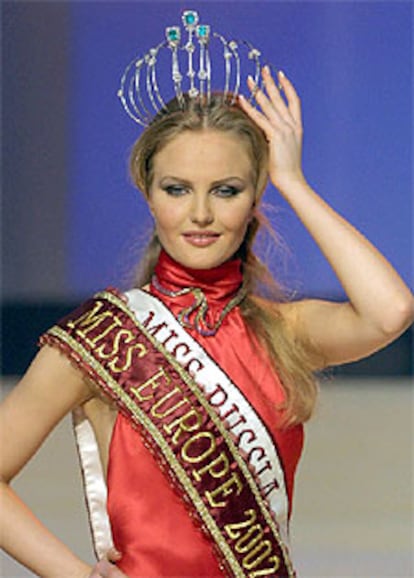 Svetlana Koroleva posa con su corona tras recibir el premio.