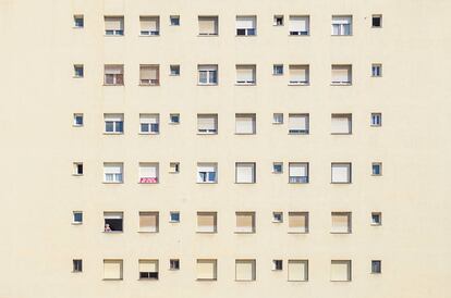 'Living in cubicles', perfección geométrica de un bloque de viviendas en Barcelona.