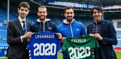 Laguardia y Pacheco posan en Mendizorroz tras firmar su renovación.