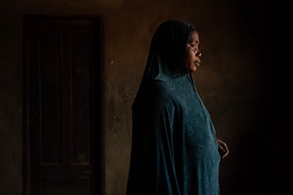 Djeinabou Kamara, madre de Adama Keita, en el salón de su casa en el pueblo de Kolaboui (Guinea-Conakry).