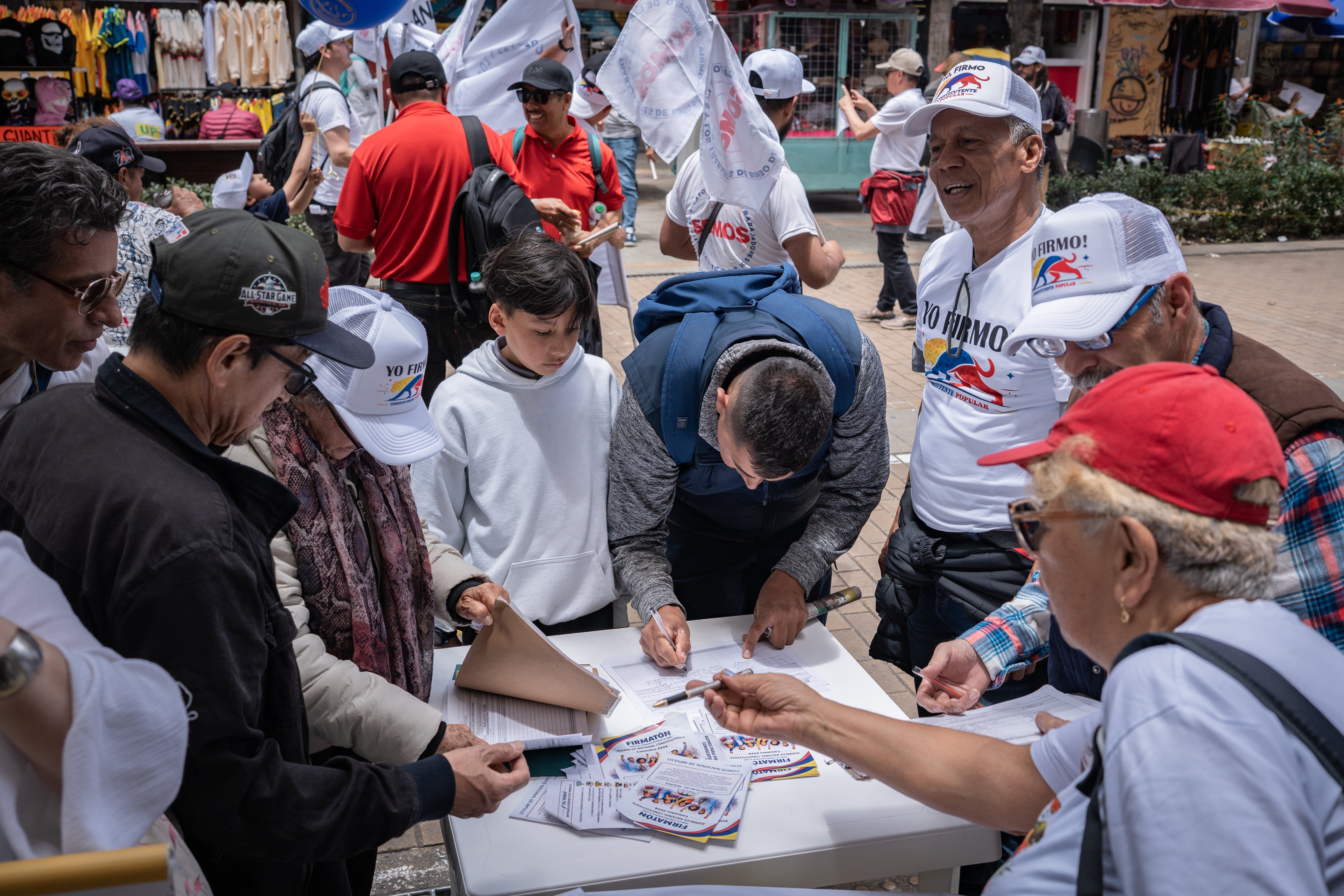 Recolección de firmas para apoyar la Asamblea Nacional Constituyente, en Bogotá, el 1 de mayo.