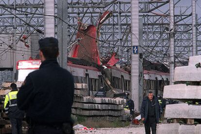 Uno de los trenes que explotaron el 11 de marzo en Madrid, junto a la estación de Atocha.