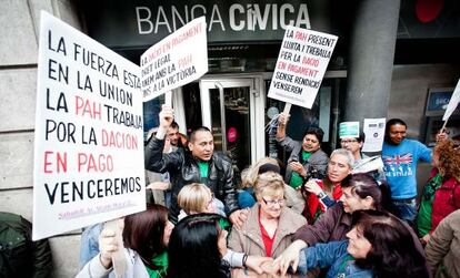 Ana González, en la puerta del banco y rodeada por miembros de la PAH, tras saber que puede seguir en su piso de Sabadell.