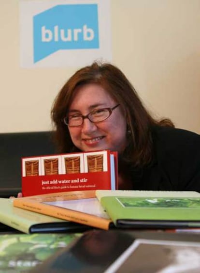 Eileen Grittins, la fundadora de Blurb, entre libros editados por la empresa.