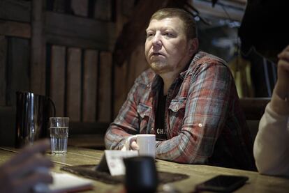 Timofei Rogojín, el 21 de abril en un bar de Longyearbyen.