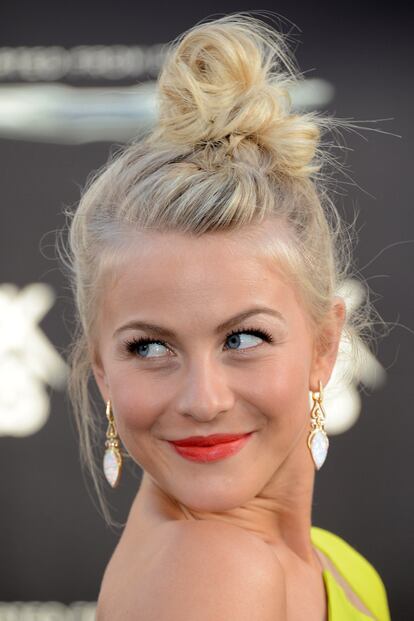 Julianne Hough, la manera más fresca y chic de llevar el rojo de labios gracias al resto de su rostro maquillado de forma natural.