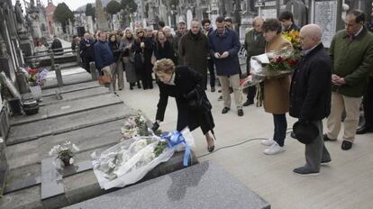 La viuda de Fernando Múgica coloca un ramo de flores en presencia de sus hijos.