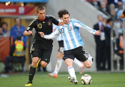 Lukas Podolski y Lionel Messi, durante un lance del juego.
