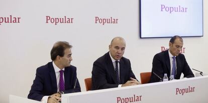 El consejero delegado del Banco Popular, Pedro Larena (c), acompa&ntilde;ado por el director financiero, Javier Moreno, y el subdirector general, Carlos Balado, durante la rueda de prensa ofrecida hoy en Madrid para presentar los resultados hasta septiembre de la entidad. 