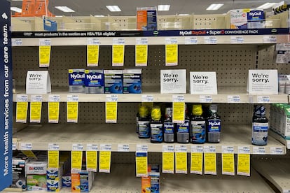 Un estante de productos antigripales parcialmente vacío una tienda CVS en Miami. En los últimos meses el desabasto en las farmacias y tiendas de conveniencia es generalizado.  