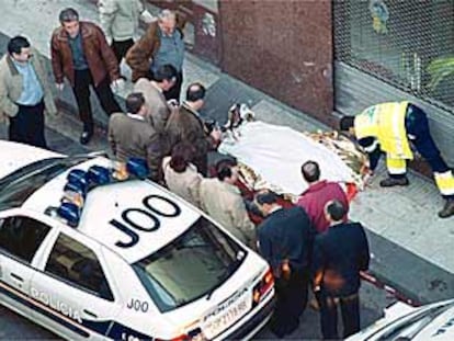 El cadáver de Manuel Giménez Abad, tendido en la calle tras su asesinato en mayo de 2001.