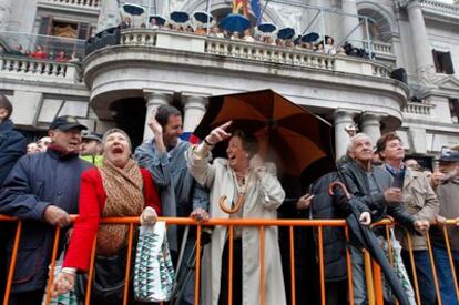 La alcaldesa de Valencia, Rita Barberá, entre el público de la <i>mascletà</i>.