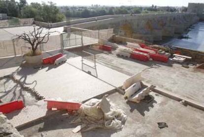 Obras en el paseo de la Ribera de Córdoba, a la orilla del río Guadalquivir.