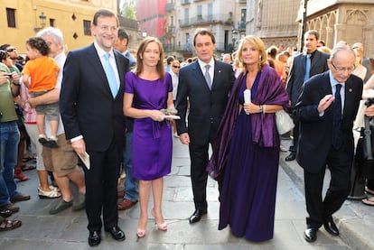 Mariano Rajoy y Artur Mas, con sus esposas, en una boda celebrada en Barcelona el sábado.