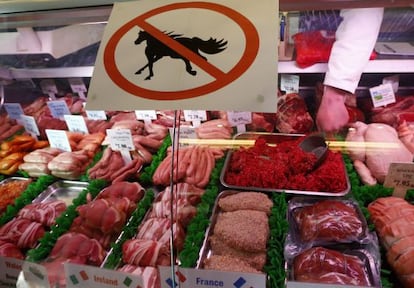 Cartel que avisa de que no se vende caballo en una carnicería británica.