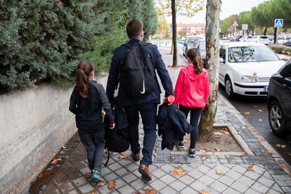 Un padre prepara a sus hijas y las acompaña a actividades extraescolares en municipio de la Comunidad de Madrid.