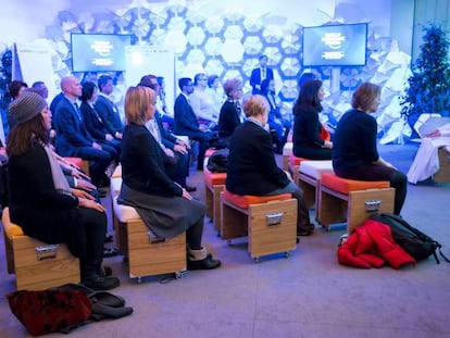 Varias personas participan en una sesi&oacute;n de meditaci&oacute;n organizada durante el Foro Econ&oacute;mico Mundial de Davos.