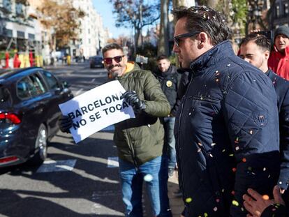 El presidente de Unauto, Eduardo Mart&iacute;n, recibe las protestas de un grupo de taxistas en Barcelona.