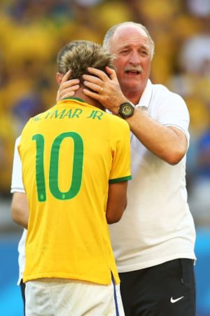 Scolari celebra junto a Neymar la victoria ante Chile.