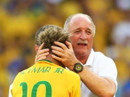 Scolari celebra junto a Neymar la victoria ante Chile.