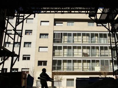 Un operario trabajando en una obra en Madrid.