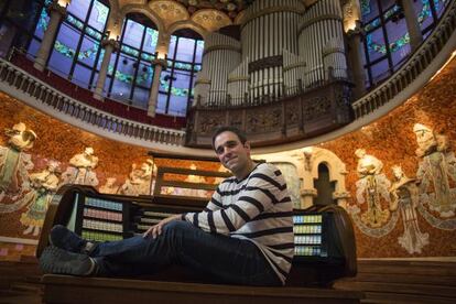 Juan de la Rubia, frente al órgano del Palau de la Música.