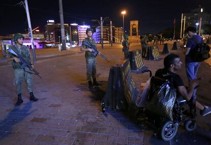 Militares turcos vigilan los alrededores de la plaza Taksim en Estambul.