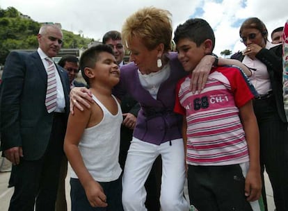 María Teresa Fernández de la Vega, con alumnos de la escuela Daniel Casco, en Tegucigalpa (Honduras).