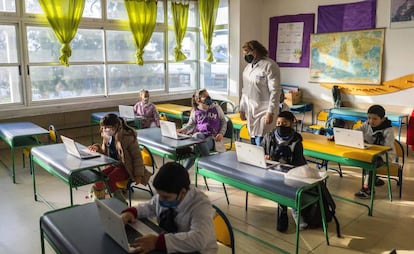 Estudiantes con mascarillas protectoras como medida para frenar la propagación del nuevo coronavirus en una escuela pública en Montevideo, Uruguay.