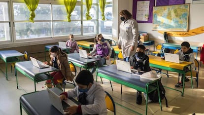 Estudiantes con mascarillas protectoras como medida para frenar la propagación del nuevo coronavirus en una escuela pública en Montevideo, Uruguay.