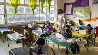 Estudiantes con mascarillas protectoras como medida para frenar la propagación del nuevo coronavirus en una escuela pública en Montevideo, Uruguay.