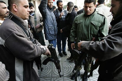 Militantes de las Brigadas de los Mártires de Al Aqsa, tras la rueda de prensa celebrada ayer en Gaza.