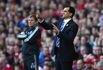 Roberto Martinez y Kenny Dalglish durante un partido entre el Liverpool y el Wigan.