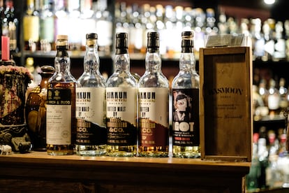 El bar cuenta con 500 referencias de whiskies abiertos o disponibles para abrir. 