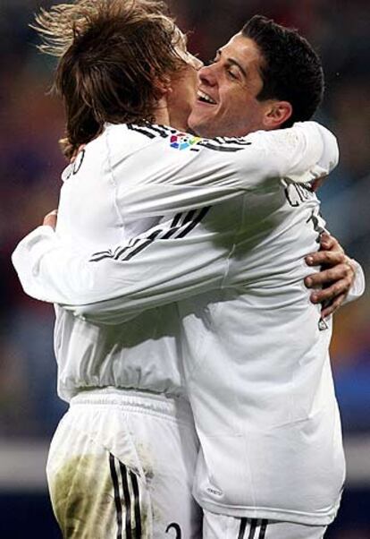 Salgado (izqda.) y Cicinho se abrazan tras conseguir éste el tercer gol del Madrid ante el Alavés.