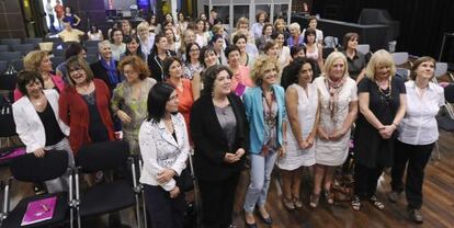 La presidenta de Eudel, Ibone Bengoetxea, la tercera por la izquierda en primera fila, junto a mujeres con cargos en ayuntamientos vascos. 